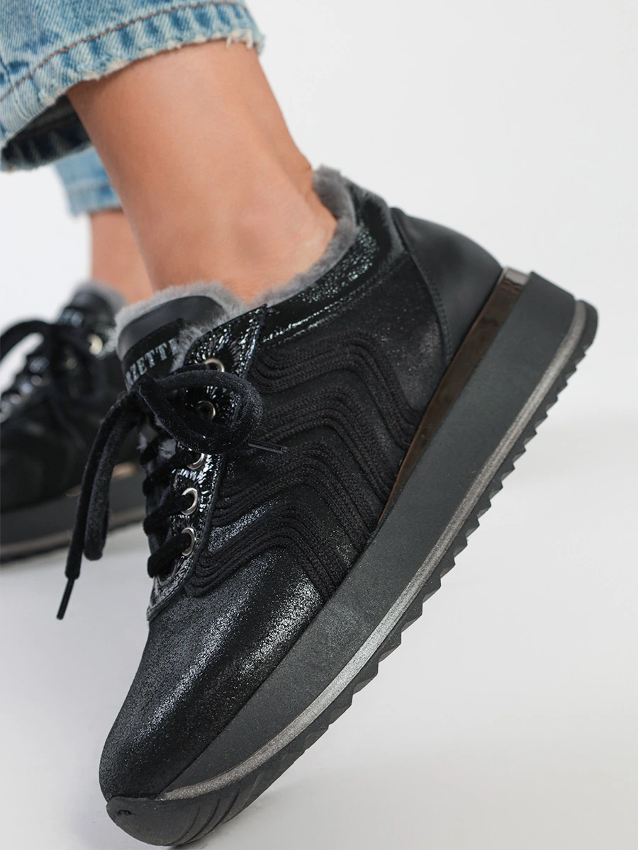 Кроссовки черного цвета с аппликацией